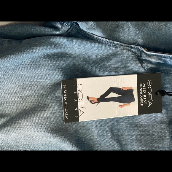 Sofia Vergara jeans - Picture 2 of 5